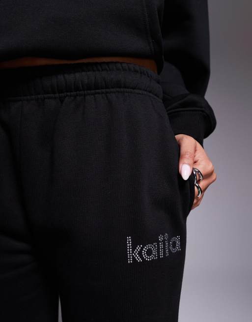 Joggers negros de pernera ancha con logo de strass de tejido rico en algodón exclusivos de Kaiia (parte de un conjunto), 3 de 5