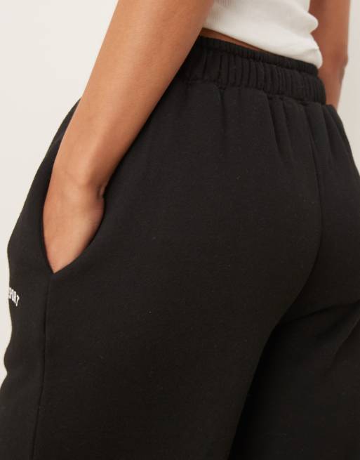 Joggers negros de pernera ancha y estilo deportivo de estar por casa de Urban Threads, 5 de 5
