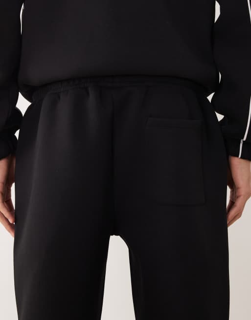 Joggers negros de pernera recta con ribetes laterales de tejido grueso efecto neopreno de ASOS DESIGN, 4 de 5