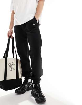Joggers negros Essentials de New Era