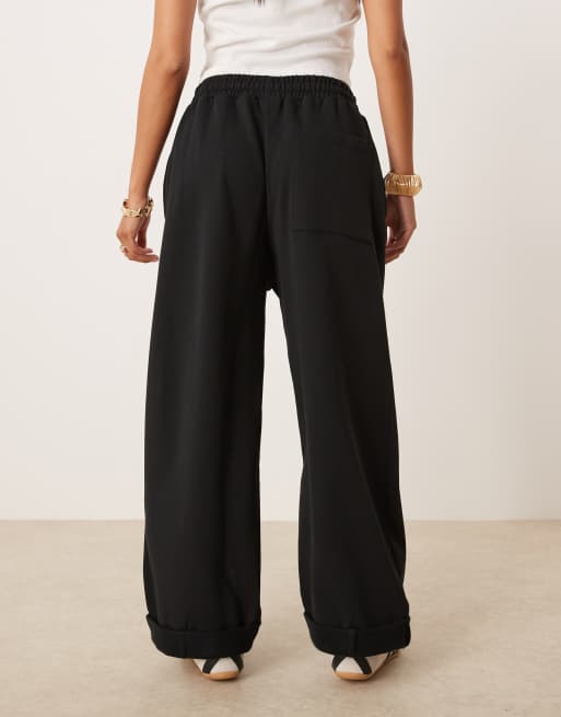 Joggers negros extragrandes con detalle de bajos vueltos de ASOS DESIGN Petite, 4 de 5