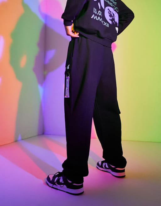 Joggers negros extragrandes con detalle de bolsillo y tiras de ASOS Unrvlld Spply, 2 de 4