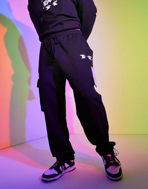 Joggers negros extragrandes con detalle de bolsillo y tiras de ASOS Unrvlld Spply, 4 de 4