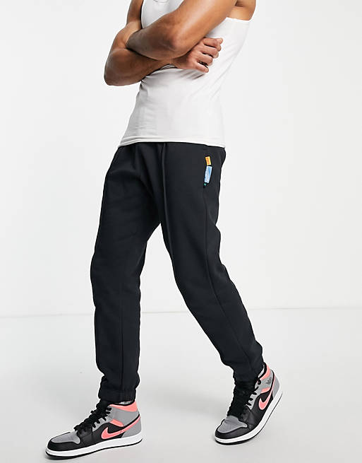 Hombre Pantalones y mallas | Joggers negros Lebron James de Nike Basketball - QG22572