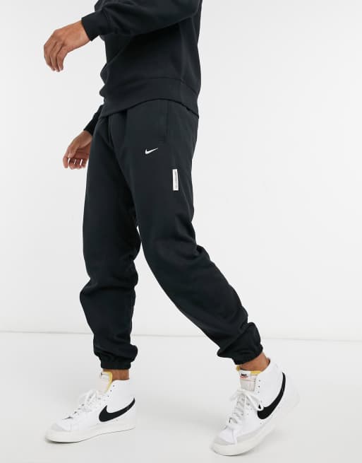 Nike basketball standard issue joggers in black sale