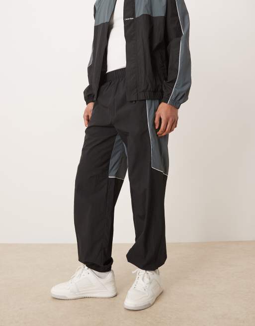 Joggers negros y grises con diseño color block de Calvin Klein Performance (parte de un conjunto)