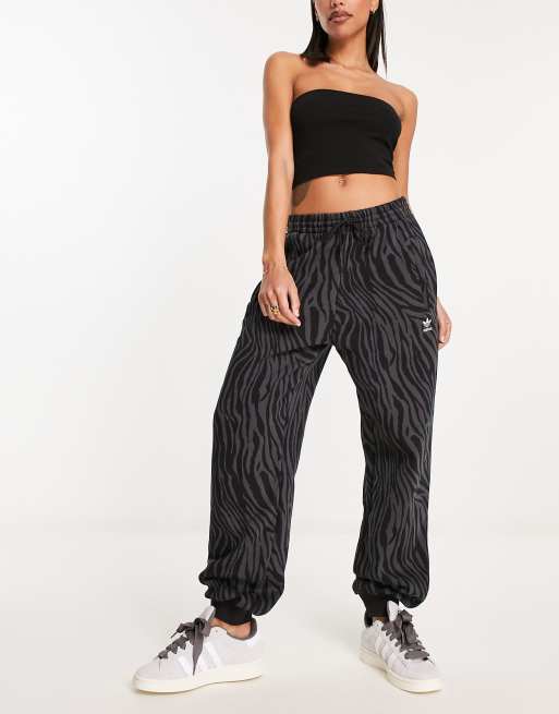 Joggers negros y grises con estampado de cebra de adidas Originals