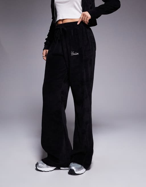 Joggers negros y rosa pastel de pernera ancha con logo bordado de velour de Kaiia (parte de un conjunto), 2 de 5