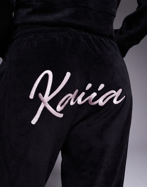 Joggers negros y rosa pastel de pernera ancha con logo bordado de velour de Kaiia (parte de un conjunto), 5 de 5