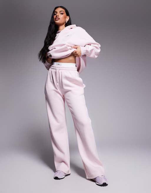Joggers rosa claro de pernera ancha con logo en contraste en la cinturilla exclusivos de Kaiia (parte de un conjunto)