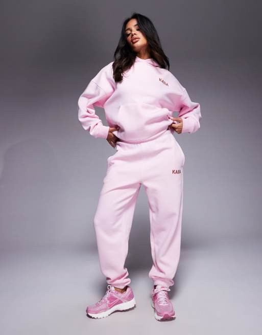 Joggers rosa pastel con bajos ajustados y logo bordado de Kaiia (parte de un conjunto)