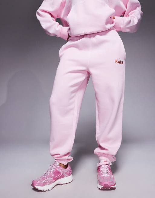 Joggers rosa pastel con bajos ajustados y logo bordado de mezcla de algodón de Kaiia (parte de un conjunto)  , 2 de 5
