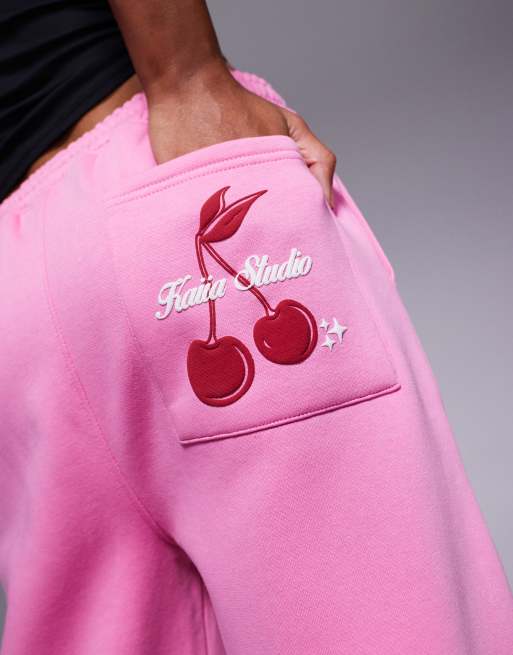 Joggers rosas de pernera ancha con detalle de cerezas estampado en el bolsillo de tejido rico en algodón Studio de Kaiia (parte de un conjunto), 2 de 5