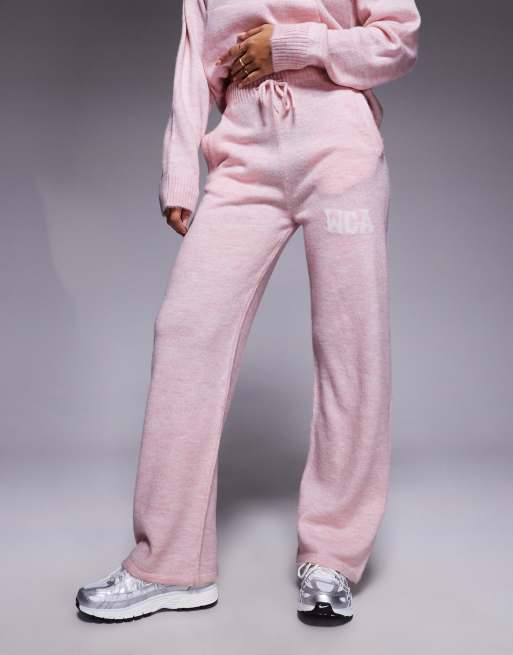 Joggers rosas de pernera ancha con gráfico universitario de punto de Weekend Collective (parte de un conjunto), 2 de 5