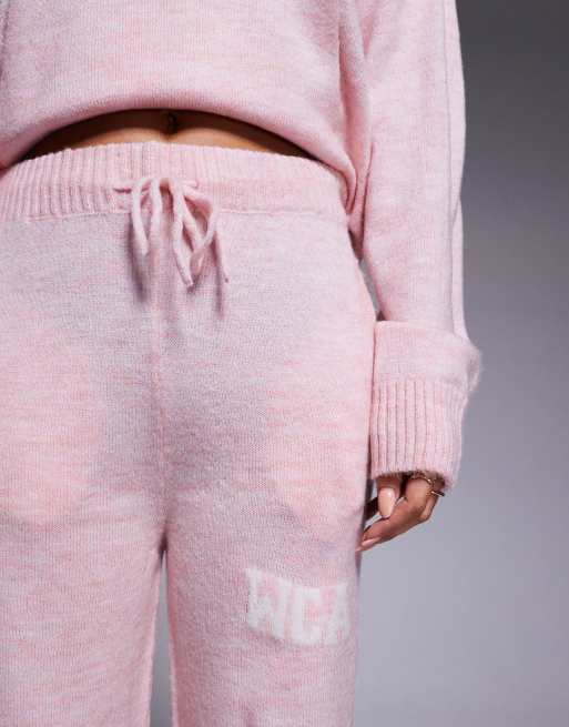 Joggers rosas de pernera ancha con gráfico universitario de punto de Weekend Collective (parte de un conjunto), 5 de 5