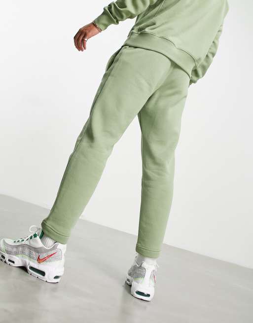 Joggers tapered verde aceite con reverso afelpado de Nike Club , 2 de 4