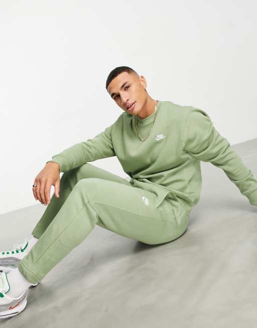 Joggers tapered verde aceite con reverso afelpado de Nike Club