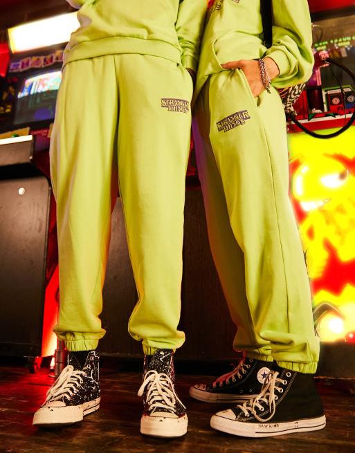 Joggers unisex con lavado amarillo y logo de Reclaimed Vintage x