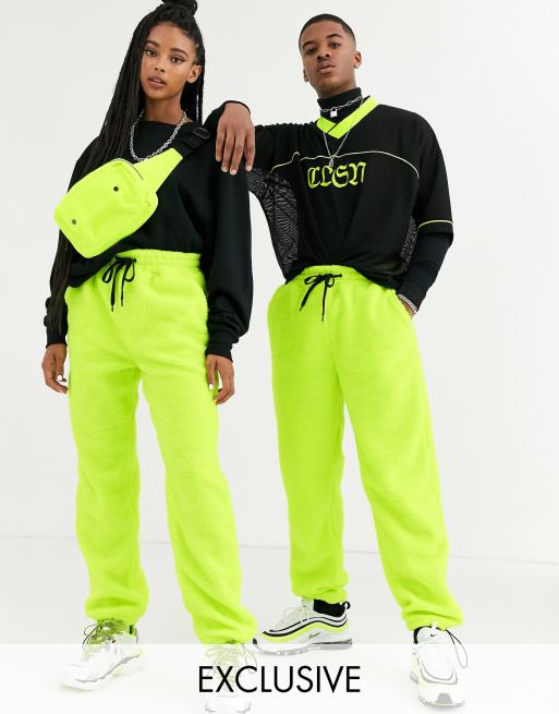 Joggers y sudadera con capucha de borreguito neón unisex de COLLUSION, 2 de 3