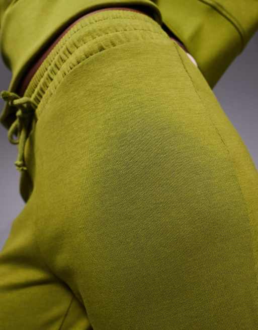 Joggers verde oliva de corte acampanado de tejido entrelazado de ASOS DESIGN (parte de un conjunto), 5 de 5