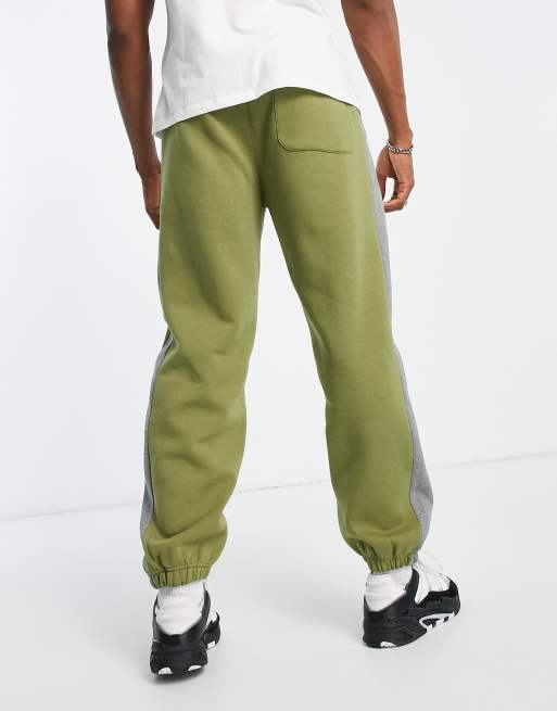 Joggers verde oliva de estilo universitario con franja lateral de Levi's, 2 de 4