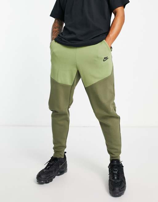 Joggers verde oliva medio de felpa Tech Fleece de Nike | ASOS