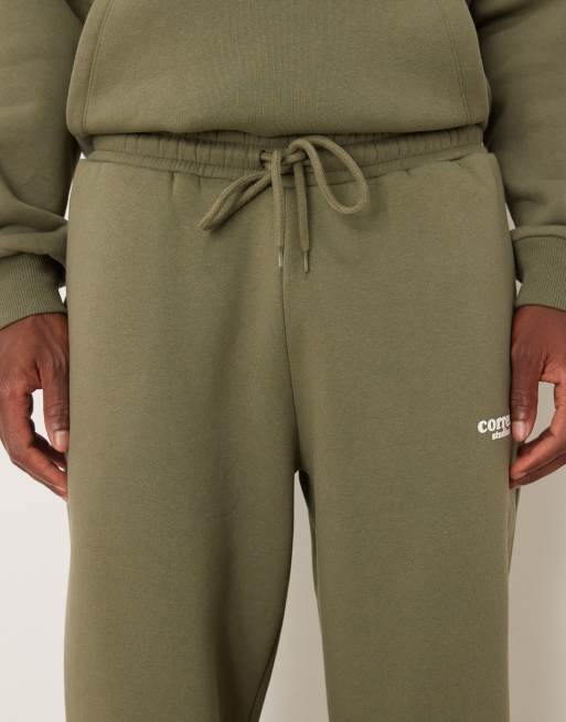 Joggers verde oliva polvoriento de corte holgado con estampado de ASOS DESIGN (parte de un conjunto), 5 de 5