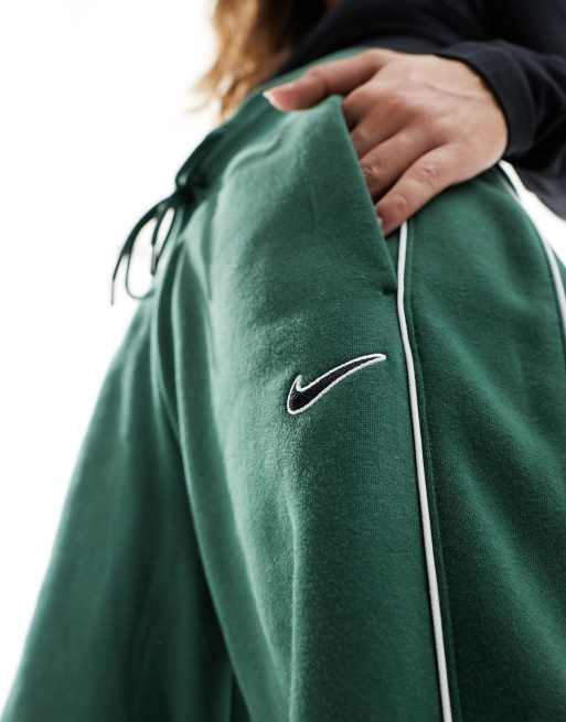 Joggers verde oscuro extragrandes de pernera ancha de felpa de Nike Streetwear, 2 de 4