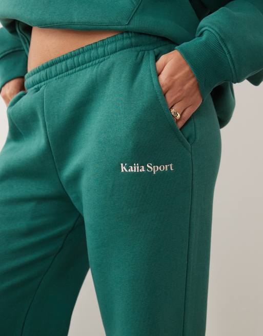 Joggers verde oscuro y rosas de pernera ancha con logo bordado de Kaiia (parte de un conjunto), 3 de 5