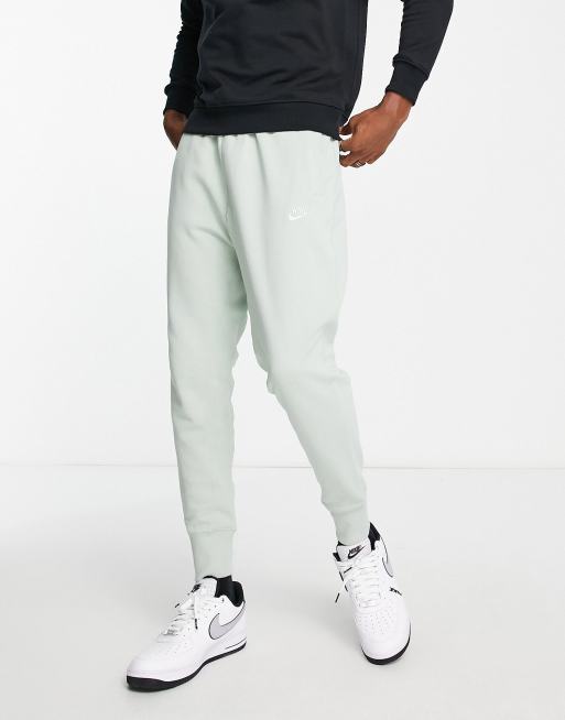 genéticamente Dormitorio Deambular Joggers verde pálido con bajos ajustados de tejido grueso premium de Nike  Classic | ASOS