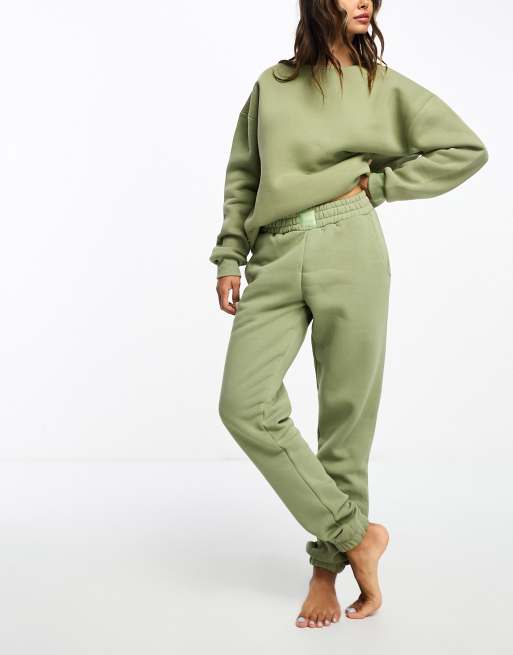 Joggers verde salvia de estar por casa de Chelsea Peers (parte de un conjunto)