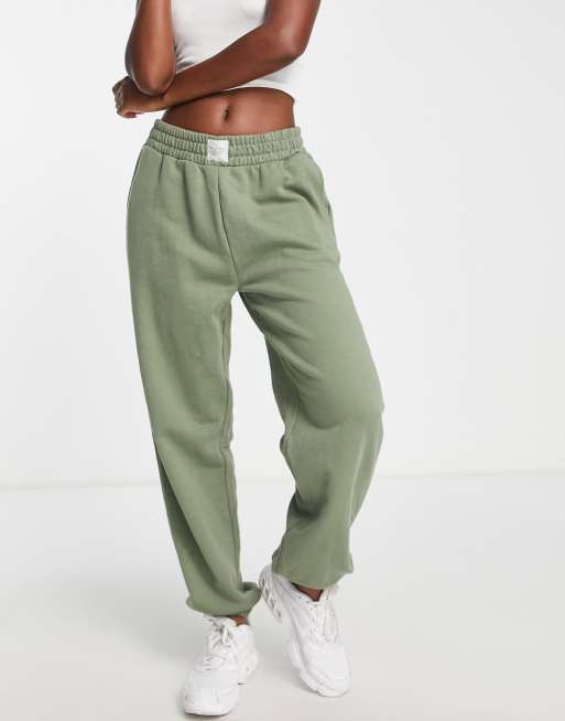 Joggers verde salvia de talle alto con etiqueta del logo de Chelsea Peers