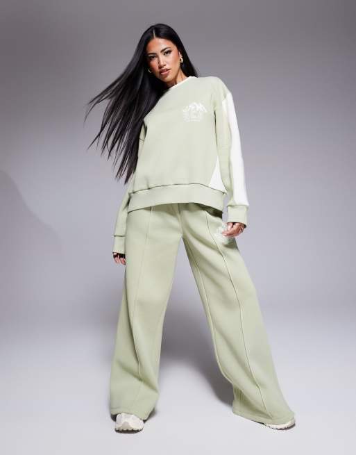 Joggers verde salvia extragrandes con estampado gráfico de esquí de Weekend Collective