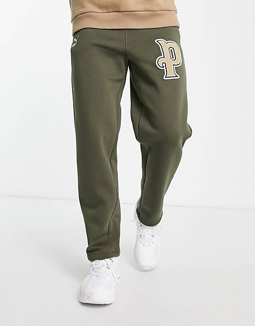 Hombre Pantalones y mallas | Joggers verdes con logo universitario de PUMA - VM81240