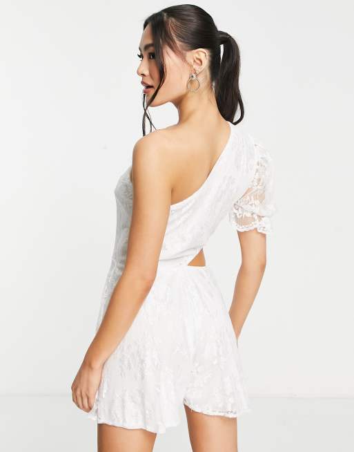 John Zack – Playsuit aus Spitze in Weiß mit One-Shoulder-Ärmel, 2 von 4