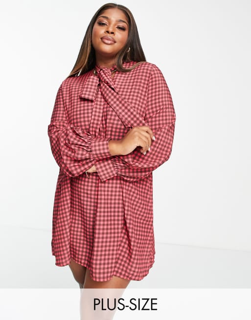 John Zack Plus - Exclusives - Oversized geruite overhemdjurk met strikkraag in taupe