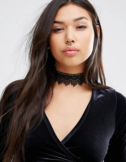 Johnny Loves Rosie Scalloped Lace Choker