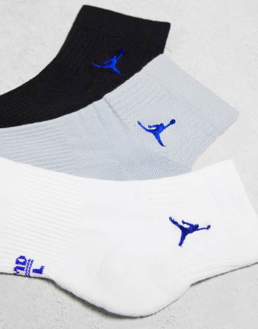 Jordan – 3er-Pack Socken in Schwarz/Weiß/Grau mit marineblauem Logo, 3 von 4
