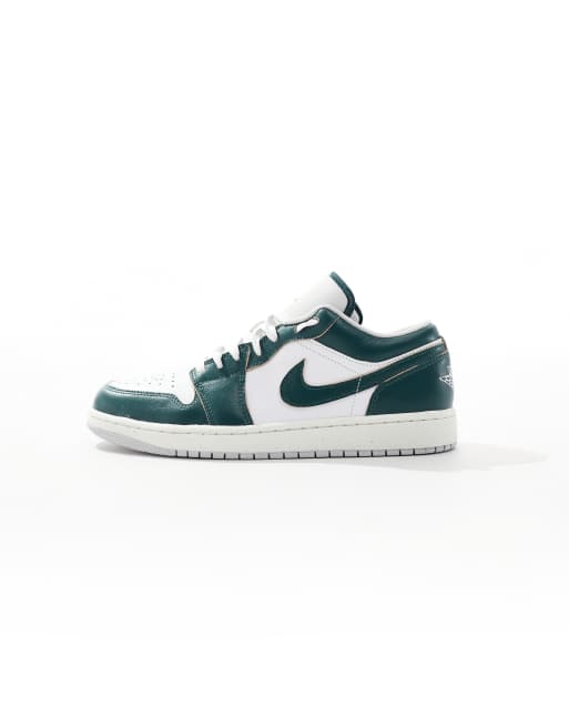 Jordan – Air Jordan 1 Low SE – Sneaker in Weiß und Dunkelgrün, 2 von 5