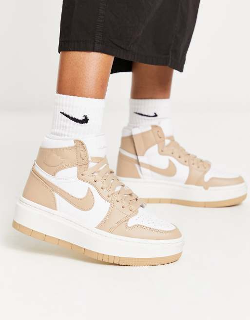 Jordan – AJ1 Elevate Mid – Sneaker in Weiß und Steinbeige