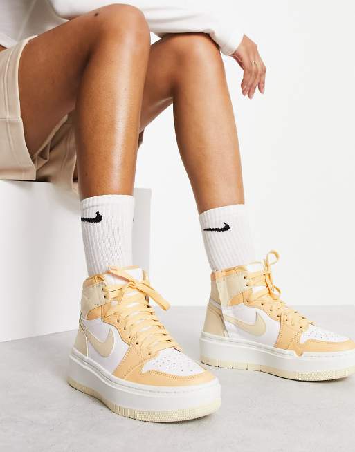 Jordan AJ1 Elevate Sneakers oro celestiale con suola platform