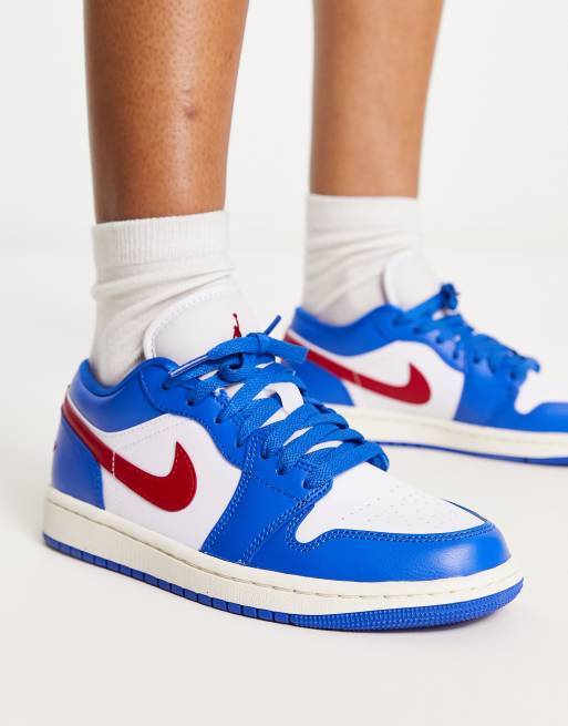 Jordan AJ1 Low trainers in sport blue and gym red