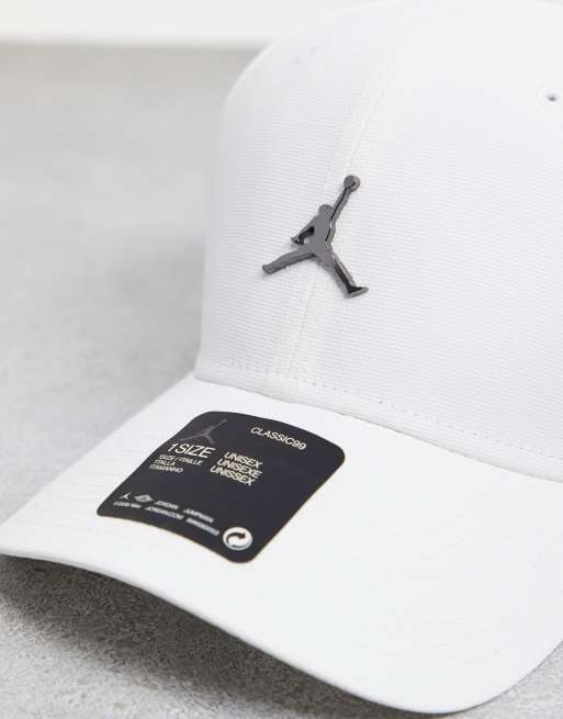 Jordan – Biała czapka z daszkiem z metalowym logo, 3 z 4