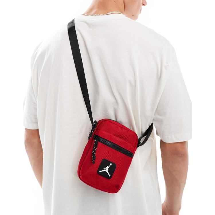 Jordan Borsello a tracolla rosso con logo ASOS