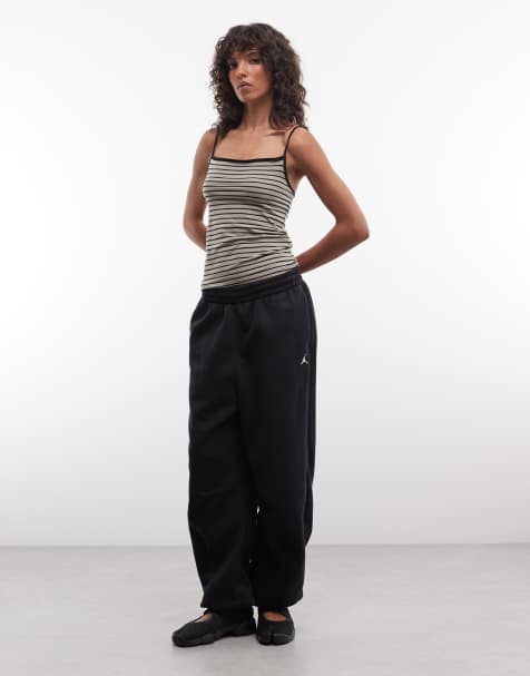 Jordan Brooklyn Jogger mit Bündchen in Schwarz - view 1
