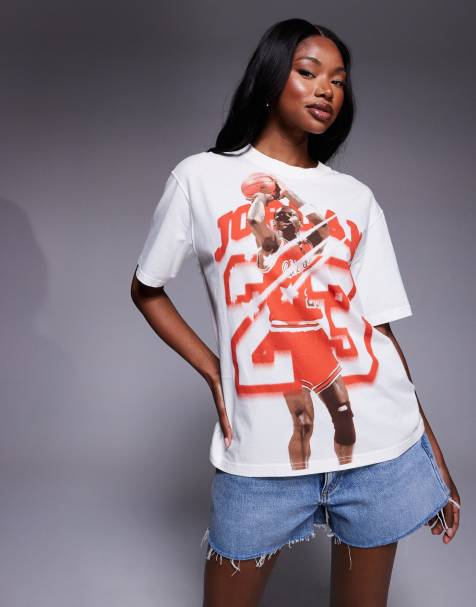 Jordan - Cremehvid T-shirt med grafisk '23'-print i rød - view 1