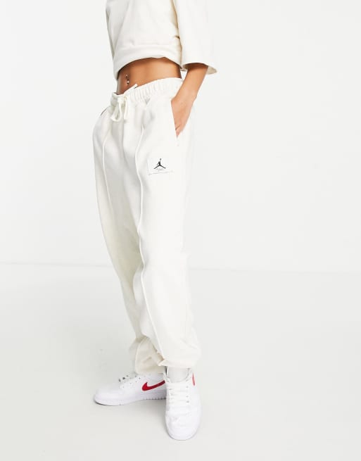 White on sale jordan joggers