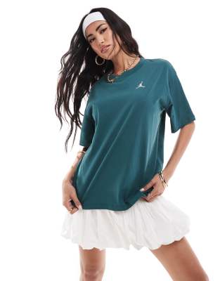 essential girlfriend fit t-shirt in green