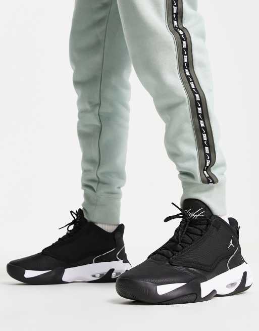 Jordan Max Aura 4 trainers in black/silver