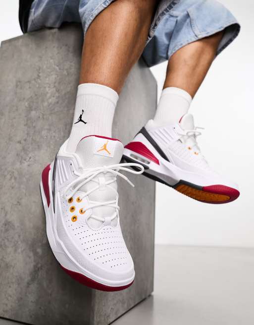 Jordan Max Aura 5 trainers in white and gym red